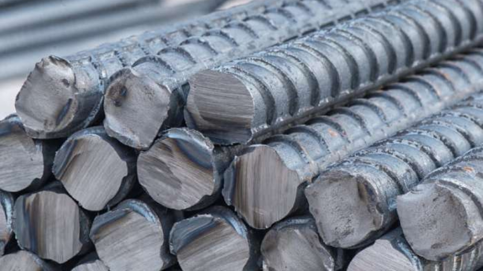 تحلیل نوسانات قیمت میلگرد | بررسی تأثیر دلار بازار آهن 1404